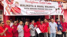 Ketua DPW PAN Provinsi Banten, Syafrudin saat mendaftar Penjaringan di Kantor PDI Perjuangan Kota Serang dan disambut baik oleh Bambang Janoko, Ketua DPC PDIP Kota Serang. (Foto: Bantenesia)