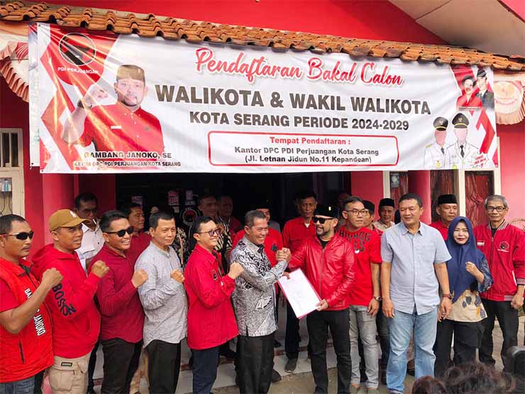 Ketua DPW PAN Provinsi Banten, Syafrudin saat mendaftar Penjaringan di Kantor PDI Perjuangan Kota Serang dan disambut baik oleh Bambang Janoko, Ketua DPC PDIP Kota Serang. (Foto: Bantenesia)