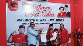 Achmad Herwandi saat mendaftar penjaringan Bacalon Walikota Serang di DPC PDI Perjuangan dan diterima oleh ketua DPC PDI Perjuangan Kota Serang, Bambang janoko. (Foto: istimewa)