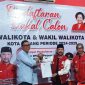 Achmad Herwandi saat mendaftar penjaringan Bacalon Walikota Serang di DPC PDI Perjuangan dan diterima oleh ketua DPC PDI Perjuangan Kota Serang, Bambang janoko. (Foto: istimewa)