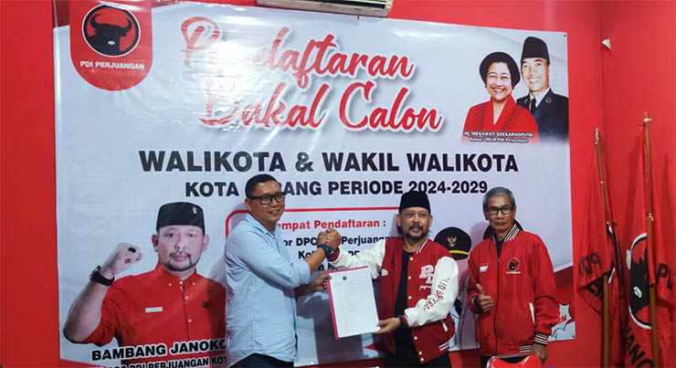 Achmad Herwandi saat mendaftar penjaringan Bacalon Walikota Serang di DPC PDI Perjuangan dan diterima oleh ketua DPC PDI Perjuangan Kota Serang, Bambang janoko. (Foto: istimewa)