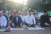 Pj Walikota Serang, Yedi Rahmat dan Sekda Kota Serang Nanang saat menunaikan Sholat Idul Fitri di Alun-alun Kota Serang. (Foto: Humas Pemkot Serang)