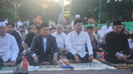 Pj Walikota Serang, Yedi Rahmat dan Sekda Kota Serang Nanang saat menunaikan Sholat Idul Fitri di Alun-alun Kota Serang. (Foto: Humas Pemkot Serang)