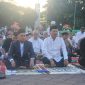 Pj Walikota Serang, Yedi Rahmat dan Sekda Kota Serang Nanang saat menunaikan Sholat Idul Fitri di Alun-alun Kota Serang. (Foto: Humas Pemkot Serang)