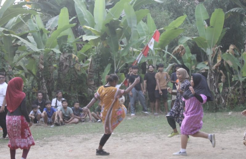 Suasana pertandingan sepakbola Ibu-ibu ‘Semarak Kemerdekaan’. (Foto: Bantenesia.NET)