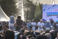 Calon Bupati Serang, Ratu Zakiyah, turun langsung ikut membagikan Doorprize kepada masyarakat seusai Senam BAHAGIA bersama Rafi Ahmad. (Foto: Bantenesia.NET)