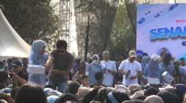 Calon Bupati Serang, Ratu Zakiyah, turun langsung ikut membagikan Doorprize kepada masyarakat seusai Senam BAHAGIA bersama Rafi Ahmad. (Foto: Bantenesia.NET)