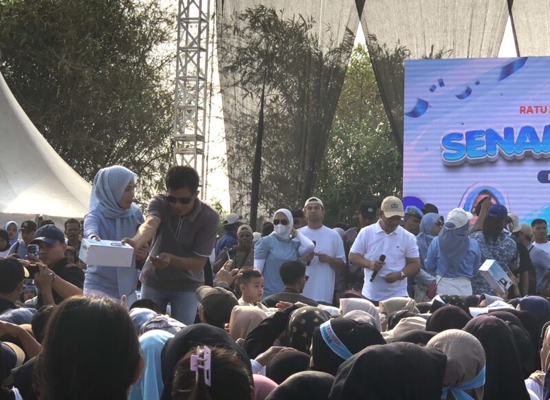 Calon Bupati Serang, Ratu Zakiyah, turun langsung ikut membagikan Doorprize kepada masyarakat seusai Senam BAHAGIA bersama Rafi Ahmad. (Foto: Bantenesia.NET)