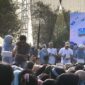 Calon Bupati Serang, Ratu Zakiyah, turun langsung ikut membagikan Doorprize kepada masyarakat seusai Senam BAHAGIA bersama Rafi Ahmad. (Foto: Bantenesia.NET)