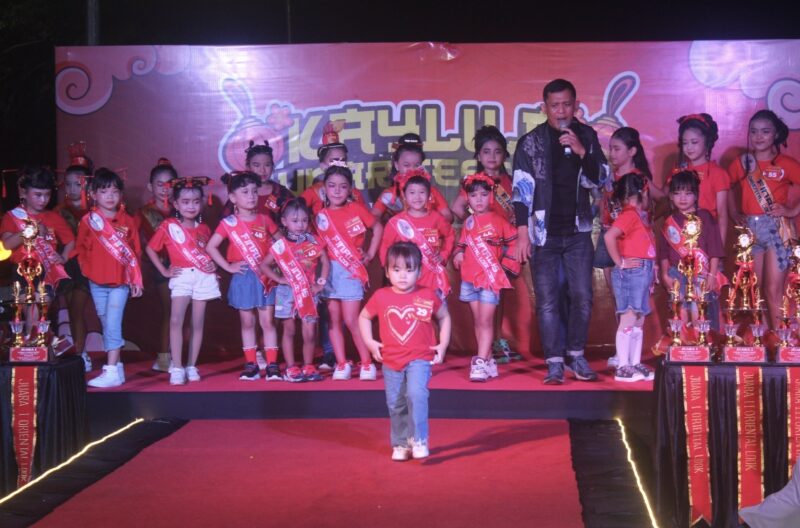 Salah seorang peserta lomba fashion show, Mikhayla berusia 3 tahun berani tampil percaya diri berlenggok diatas panggung. (Foto: Istimewa)