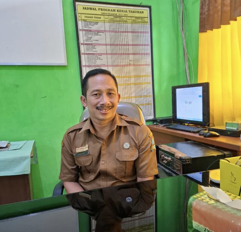 Kepala Sekolah SMPN 1 Padarincang, Sayful. (Foto: Istimewa)