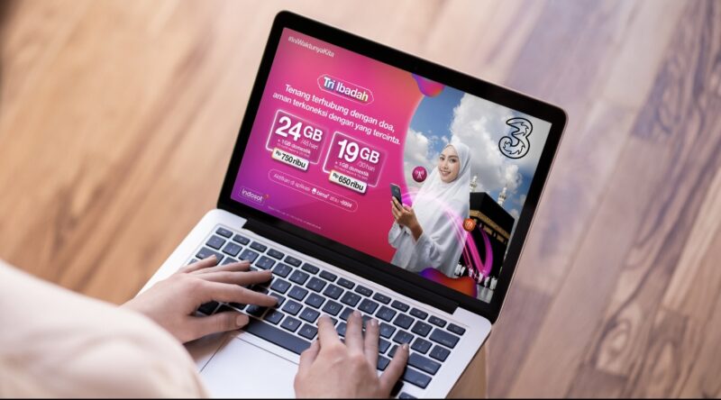 Dalam mendukung kelancaran ibadah Umrah dan Haji 2025, Tri menghadirkan produk Tri Ibadah sebagai solusi komunikasi yang andal dan terjangkau bagi jamaah Indonesia. Produk ini dirancang khusus agar para jamaah dapat tetap terhubung dengan keluarga maupun rombongan selama berada di Tanah Suci. (Foto: Istimewa)