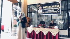 Kombes Pol (Purn) Djasmarni saat memaparkan dalam giat Sosialisasi Peraturan Daerah (Sosper) tentang Jaminan Sosial Ketenagakerjaan (Jamsostek) Rabu, (18/6/2025) di Hotel Dewiza. (Foto: Bantenesia)