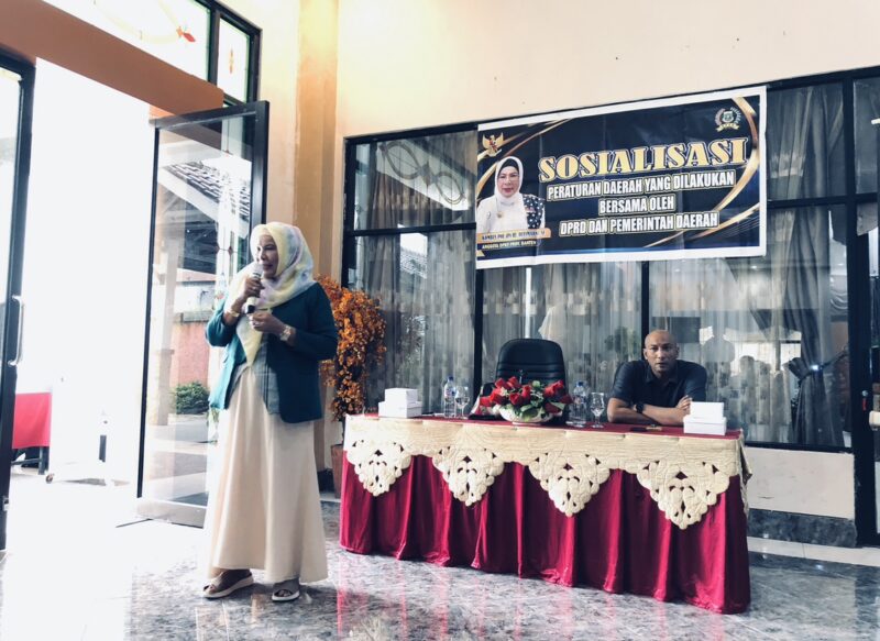 Kombes Pol (Purn) Djasmarni saat memaparkan dalam giat Sosialisasi Peraturan Daerah (Sosper) tentang Jaminan Sosial Ketenagakerjaan (Jamsostek) Rabu, (18/6/2025) di Hotel Dewiza. (Foto: Bantenesia)
