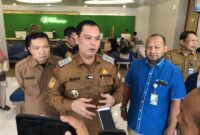 Wali Kota Serang, Budi Rustandi (tengah) saat diwawancarai oleh Media, usai meninjau pelayanan Kantor BPJS Ketenagakerjaan Cabang Serang, didampingi oleh Kepala Disnakertrans Kota Serang, Poppy Nopriadi (kiri), dan Kepala BPJS Ketenagakerjaan Cabang Serang, Uus Supriadi (kanan). (Foto: Bantenesia)