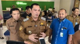 Wali Kota Serang, Budi Rustandi (tengah) saat diwawancarai oleh Media, usai meninjau pelayanan Kantor BPJS Ketenagakerjaan Cabang Serang, didampingi oleh Kepala Disnakertrans Kota Serang, Poppy Nopriadi (kiri), dan Kepala BPJS Ketenagakerjaan Cabang Serang, Uus Supriadi (kanan). (Foto: Bantenesia)