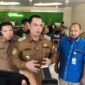 Wali Kota Serang, Budi Rustandi (tengah) saat diwawancarai oleh Media, usai meninjau pelayanan Kantor BPJS Ketenagakerjaan Cabang Serang, didampingi oleh Kepala Disnakertrans Kota Serang, Poppy Nopriadi (kiri), dan Kepala BPJS Ketenagakerjaan Cabang Serang, Uus Supriadi (kanan). (Foto: Bantenesia)