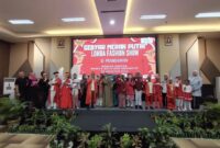 Foto Bersama Anak-anak Istimewa SKHN 02 Kota Serang seusai meramaikan Fashion Show Gebyar Merah Putih gagasan Rossys Entertainment, dengan Ketua Umum BKOW Provinsi Banten Irna Narulita Dimyati dan Owner Sanggar Rossys Entertainment Rossy Nidiawaty. (Foto: Istimewa)