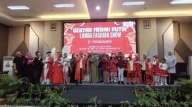 Foto Bersama Anak-anak Istimewa SKHN 02 Kota Serang seusai meramaikan Fashion Show Gebyar Merah Putih gagasan Rossys Entertainment, dengan Ketua Umum BKOW Provinsi Banten Irna Narulita Dimyati dan Owner Sanggar Rossys Entertainment Rossy Nidiawaty. (Foto: Istimewa)