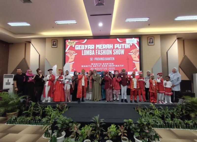 Foto Bersama Anak-anak Istimewa SKHN 02 Kota Serang seusai meramaikan Fashion Show Gebyar Merah Putih gagasan Rossys Entertainment, dengan Ketua Umum BKOW Provinsi Banten Irna Narulita Dimyati dan Owner Sanggar Rossys Entertainment Rossy Nidiawaty. (Foto: Istimewa)