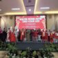 Foto Bersama Anak-anak Istimewa SKHN 02 Kota Serang seusai meramaikan Fashion Show Gebyar Merah Putih gagasan Rossys Entertainment, dengan Ketua Umum BKOW Provinsi Banten Irna Narulita Dimyati dan Owner Sanggar Rossys Entertainment Rossy Nidiawaty. (Foto: Istimewa)