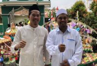 Lurah Taman Baru, Arifudin bersama Ketua Pelaksana Gebyar Panjang Mulud RW 06, Taufik Imron, di Masjid Al Ilyas. (Foto: Bantenesia)