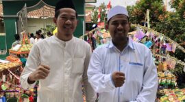 Lurah Taman Baru, Arifudin bersama Ketua Pelaksana Gebyar Panjang Mulud RW 06, Taufik Imron, di Masjid Al Ilyas. (Foto: Bantenesia)