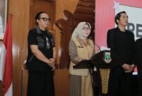 Pengukuhan Kepengurusan FEKRAF Banten periode 2025-2029, yang dihadiri Dewan Pendiri FEKRAF Banten, Andi Suhud (Kiri), Plt. Kepala Dinas Pariwisata Provinsi Banten, Hj. Linda Rohyati Fatimah, S.Sos., M.Si., yang mewakili Gubernur Banten (Tengah), dan M. Irfan Ketua FEKRAF Banten terpilih periode 2025–2029 (Kanan). (Foto: Istimewa)