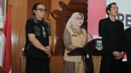 Pengukuhan Kepengurusan FEKRAF Banten periode 2025-2029, yang dihadiri Dewan Pendiri FEKRAF Banten, Andi Suhud (Kiri), Plt. Kepala Dinas Pariwisata Provinsi Banten, Hj. Linda Rohyati Fatimah, S.Sos., M.Si., yang mewakili Gubernur Banten (Tengah), dan M. Irfan Ketua FEKRAF Banten terpilih periode 2025–2029 (Kanan). (Foto: Istimewa)