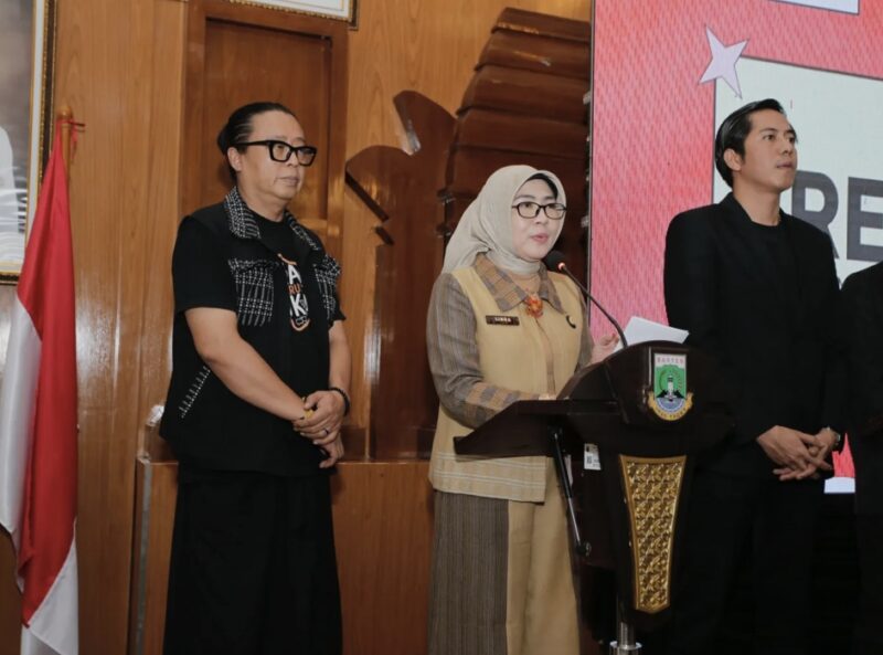 Pengukuhan Kepengurusan FEKRAF Banten periode 2025-2029, yang dihadiri Dewan Pendiri FEKRAF Banten, Andi Suhud (Kiri), Plt. Kepala Dinas Pariwisata Provinsi Banten, Hj. Linda Rohyati Fatimah, S.Sos., M.Si., yang mewakili Gubernur Banten (Tengah), dan M. Irfan Ketua FEKRAF Banten terpilih periode 2025–2029 (Kanan). (Foto: Istimewa)