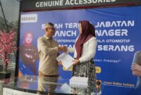 Serah Terima Jabatan (Sertijab) Branch Manager (BM) PT Dipo Internasional Pahala Otomotif (DIPO) Cabang Penancangan Serang, dari Daru Harti (Kanan) ke Irwan Ridho Sutopo (Kiri). (Foto: Istimewa)