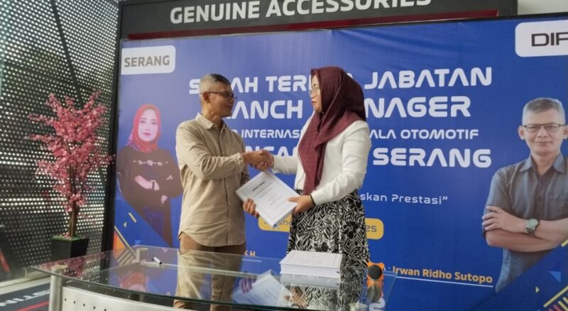 Serah Terima Jabatan (Sertijab) Branch Manager (BM) PT Dipo Internasional Pahala Otomotif (DIPO) Cabang Penancangan Serang, dari Daru Harti (Kanan) ke Irwan Ridho Sutopo (Kiri). (Foto: Istimewa)