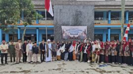 Memperingati Hari Pahlawan, para pelajar SMK Bismillah menampilkan sebuah pertunjukan istimewa: drama kolosal yang menggambarkan pertempuran heroik 10 November di Surabaya. (Foto: Istimewa)