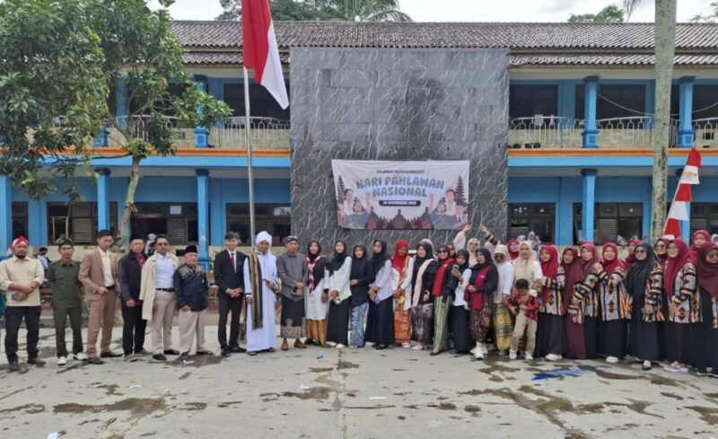 Memperingati Hari Pahlawan, para pelajar SMK Bismillah menampilkan sebuah pertunjukan istimewa: drama kolosal yang menggambarkan pertempuran heroik 10 November di Surabaya. (Foto: Istimewa)