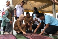 Bupati Serang, Ratu Rachmatuzakiyah, hadir dan meninjau langsung proses pelatihan membatik eco print. (Foto: Bantenesia)