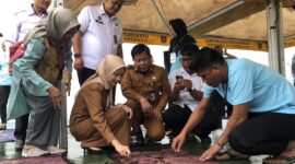 Bupati Serang, Ratu Rachmatuzakiyah, hadir dan meninjau langsung proses pelatihan membatik eco print. (Foto: Bantenesia)