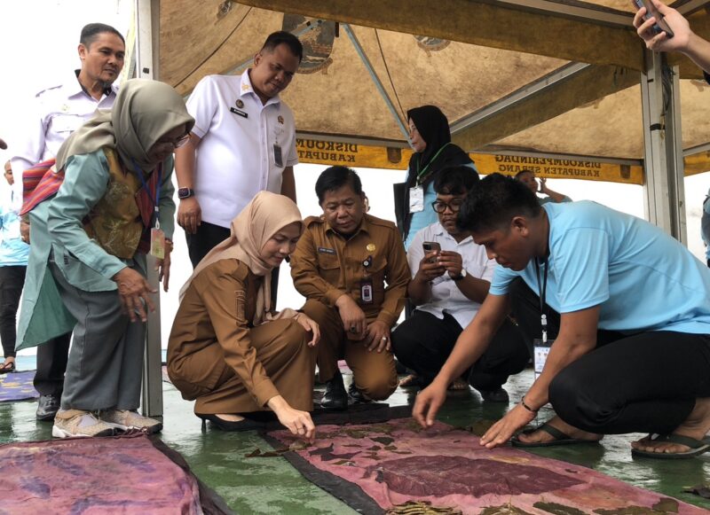 Bupati Serang, Ratu Rachmatuzakiyah, hadir dan meninjau langsung proses pelatihan membatik eco print. (Foto: Bantenesia)