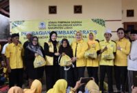 Anggota DPR RI Komisi X, Adde Rosi Khoerunnisa yang juga sebagai Ketua DPD II Partai Golkar Kabupaten Lebak saat Memberikan Sembako kepada Warga, di HUT Golkar Ke-61. (Foto: Istimewa)