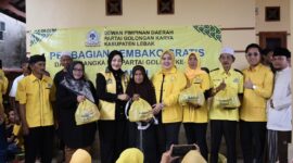 Anggota DPR RI Komisi X, Adde Rosi Khoerunnisa yang juga sebagai Ketua DPD II Partai Golkar Kabupaten Lebak saat Memberikan Sembako kepada Warga, di HUT Golkar Ke-61. (Foto: Istimewa)