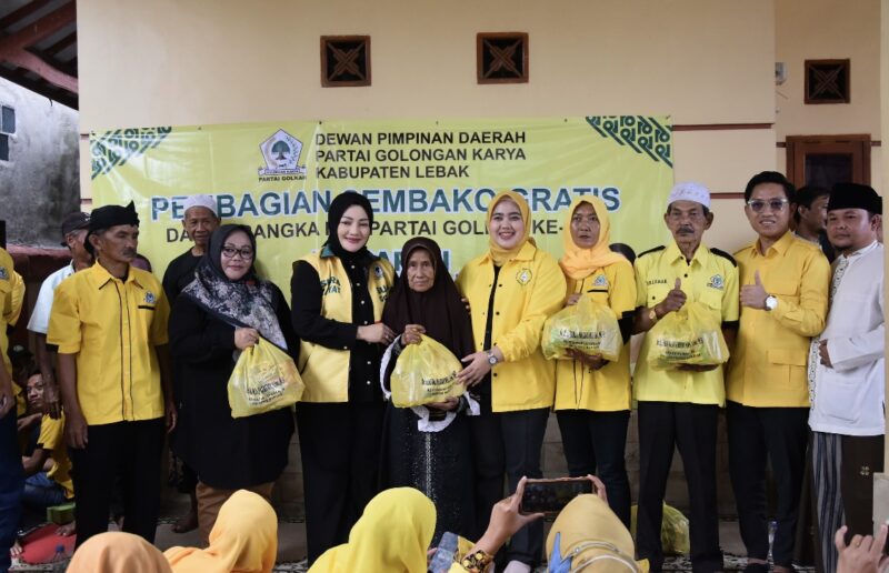 Anggota DPR RI Komisi X, Adde Rosi Khoerunnisa yang juga sebagai Ketua DPD II Partai Golkar Kabupaten Lebak saat Memberikan Sembako kepada Warga, di HUT Golkar Ke-61. (Foto: Istimewa)