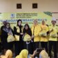 Anggota DPR RI Komisi X, Adde Rosi Khoerunnisa yang juga sebagai Ketua DPD II Partai Golkar Kabupaten Lebak saat Memberikan Sembako kepada Warga, di HUT Golkar Ke-61. (Foto: Istimewa)