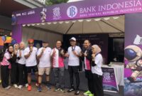 Foto Bersama Kepala Perwakilan Kantor Bank Bank Indonesia (KPw BI) Provinsi Banten dengan para Staff dalam Event TangKab Fun Run 5K 2025, di Booth Bank Indonesia Provinsi Banten. (Foto: Bantenesia)