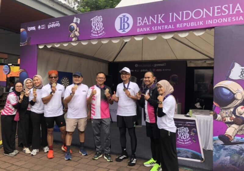 Foto Bersama Kepala Perwakilan Kantor Bank Bank Indonesia (KPw BI) Provinsi Banten dengan para Staff dalam Event TangKab Fun Run 5K 2025, di Booth Bank Indonesia Provinsi Banten. (Foto: Bantenesia)
