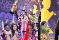 Ghefira Qiana Aqilla saat menerima Penghargaan Runner Up IV Puteri Batik Remaja Indonesia 2025. (Foto: Istimewa)