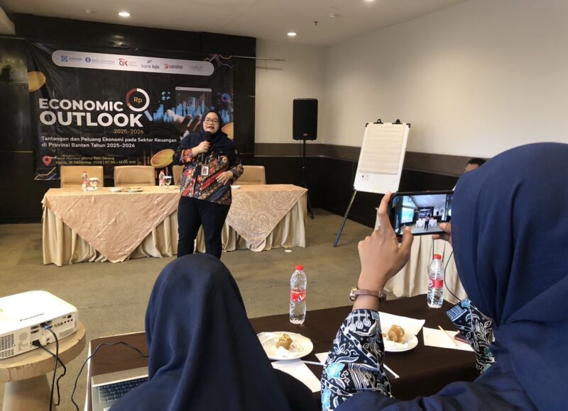 Deputi Direktur OJK Banten, Prita Widhianti, sebagai narasumber Kegiatan Econony Outlook Banten yang digagas oleh Pokja Ekbispar Banten. (Foto: Bantenesia)