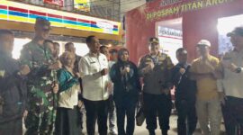 Wali Kota Serang, Budi Rustandi, didampingi Camat Taktakan, Dandim 0602/Serang, Kapolresta Serang Kota, dan Forkopimda saat Monitoring Pos Pelayanan Natal 2025 dan Tahun Baru 2026, di Pos Pelayanan Titan Arum, Kota Serang. (Foto: Bantenesia)
