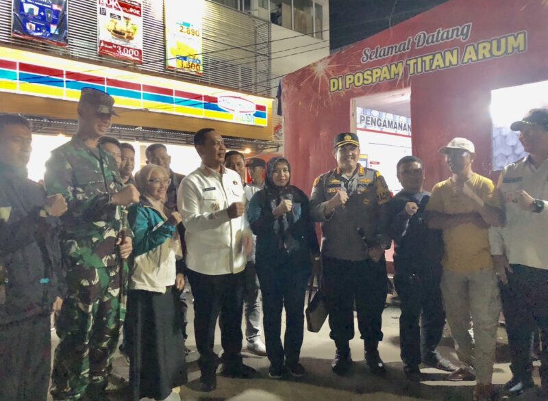 Wali Kota Serang, Budi Rustandi, didampingi Camat Taktakan, Dandim 0602/Serang, Kapolresta Serang Kota, dan Forkopimda saat Monitoring Pos Pelayanan Natal 2025 dan Tahun Baru 2026, di Pos Pelayanan Titan Arum, Kota Serang. (Foto: Bantenesia)