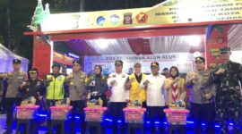 Kapolda Banten, Irjen Pol Hengki, didampingi Gubernur Banten, Andras Soni, Dandim 0602/Serang, Kapolresta Serang Kota, Kejati Banten, dan Forkopimda saat Monitoring Pos Pelayanan Natal 2025 dan Tahun Baru 2026, di Pos Pelayanan Alun-alun, Kota Serang. (Foto: Bantenesia)