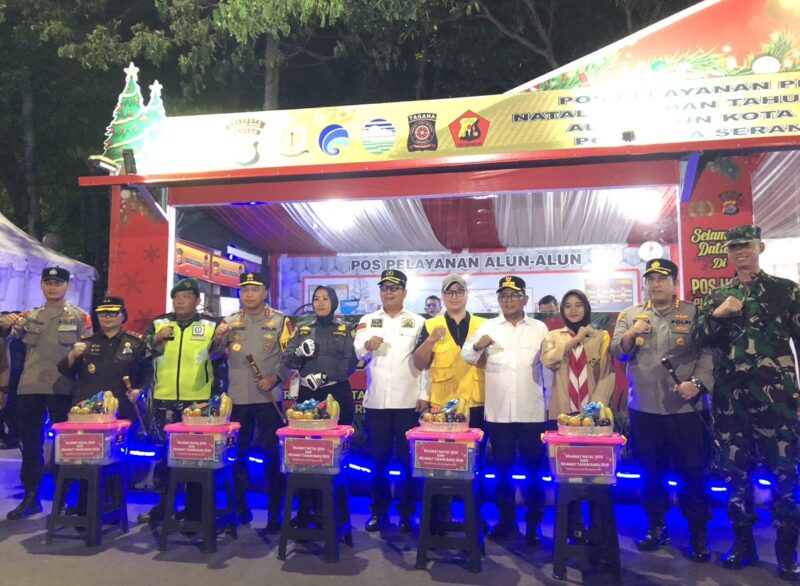 Kapolda Banten, Irjen Pol Hengki, didampingi Gubernur Banten, Andras Soni, Dandim 0602/Serang, Kapolresta Serang Kota, Kejati Banten, dan Forkopimda saat Monitoring Pos Pelayanan Natal 2025 dan Tahun Baru 2026, di Pos Pelayanan Alun-alun, Kota Serang. (Foto: Bantenesia)