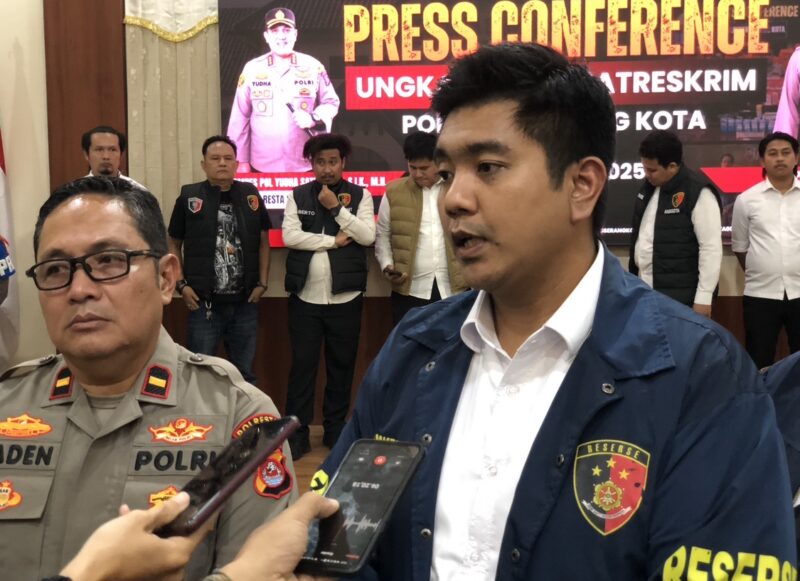 Kasat Reskrim Polresta Serang Kota, Kompol Alfano Ramadhan, didampingi Kasi Humas Polresta Serang Kota, Ipda Raden M. Maulani. (Foto: Bantenesia)